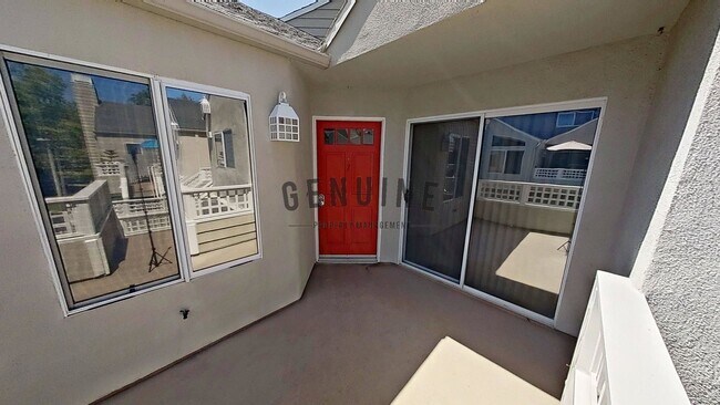 Building Photo - Charming 1Bd Upstairs Condo w/ Den & Garage