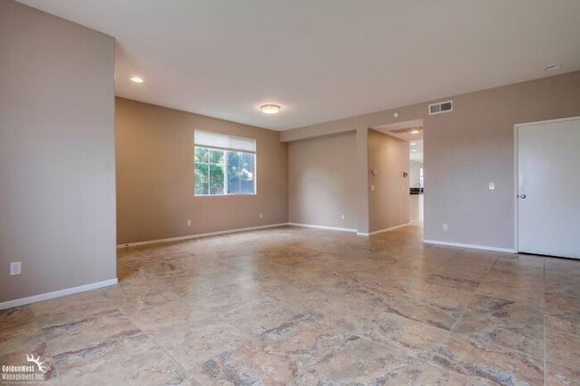 Building Photo - Beautifully 5Bdm 3.5Ba Home in Prime Location