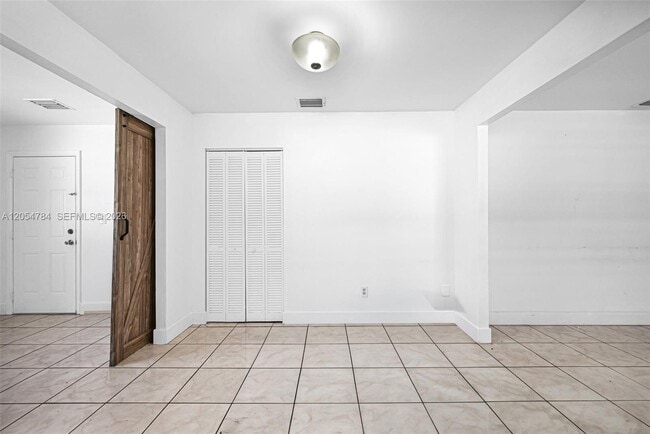 Building Photo - 3233 SW 25th St
