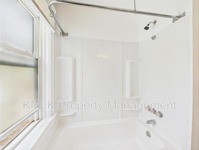 Building Photo - 448 E Voris St