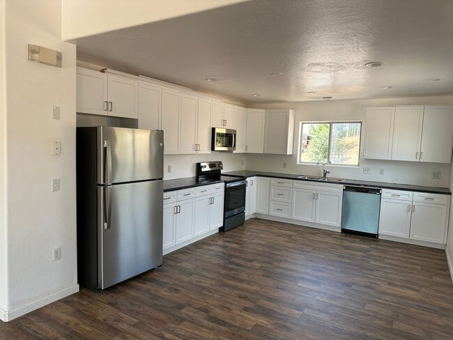 Building Photo - Remodeled 3 bed 3 bath apartment