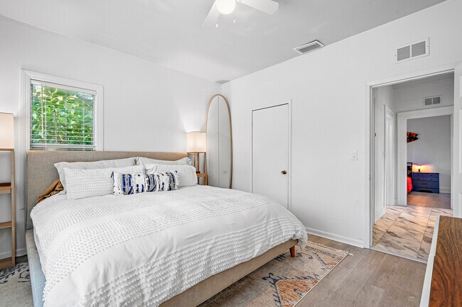 Building Photo - 2560 4th Ave S