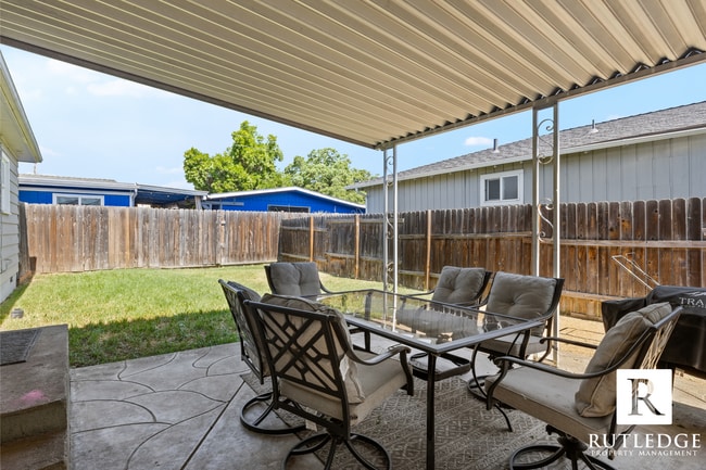 Building Photo - REMODELED! 3 Bed/2 Bath Home in Central Point