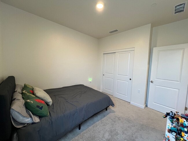Building Photo - Three bedrooms and two bathrooms in Hanford, CA