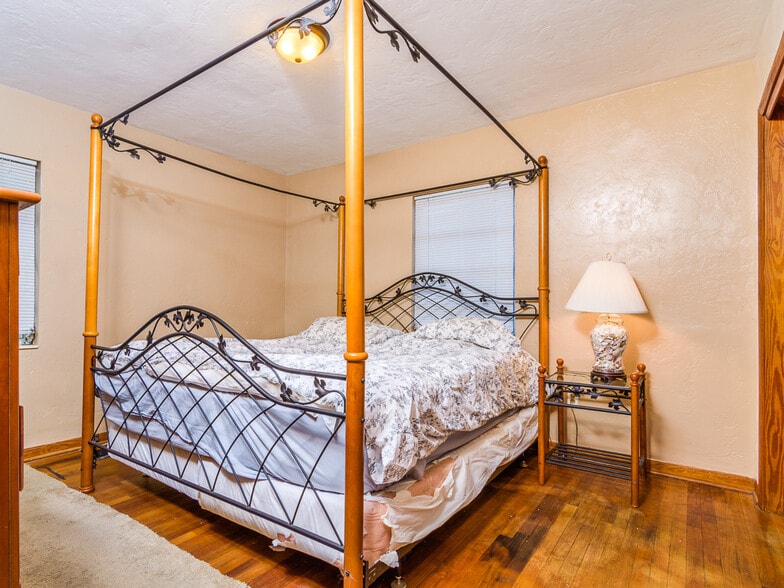 Building Photo - 3136 W EUCLID AVE N