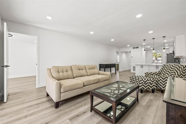 Building Photo - 2101 Cordova Green