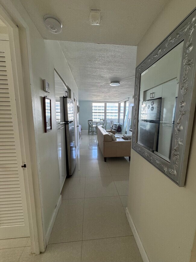 Building Photo - 2899 Collins Ave