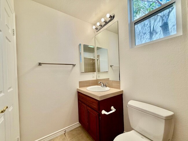 Building Photo - Elegant 5 Bedroom Home With Sweeping Staircase and Tons of Space!