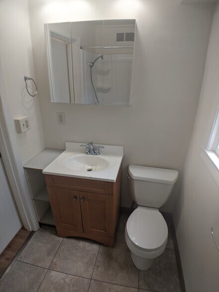 Bath - 613 Bay St