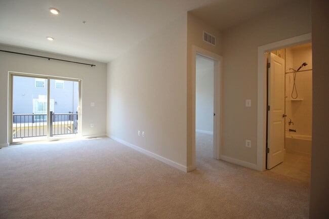 Building Photo - Well-located 2-bedroom