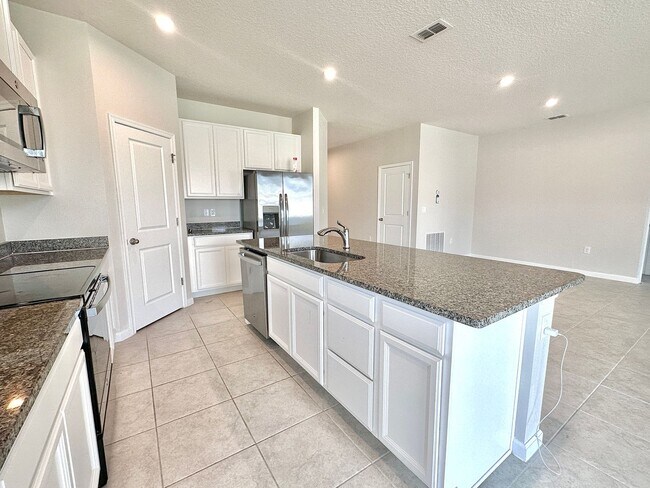Building Photo - This amazing 4 bedroom, 2 bathroom single ...