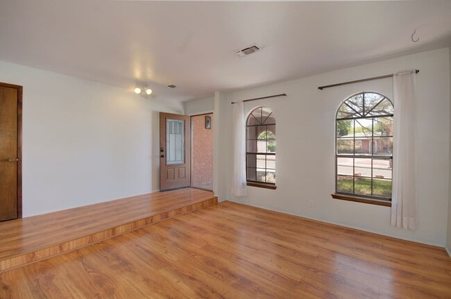 Building Photo - Amazing 3 Bedroom in the Academy Neighborhood