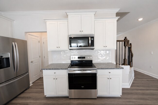Building Photo - Hendersonville Townhouse