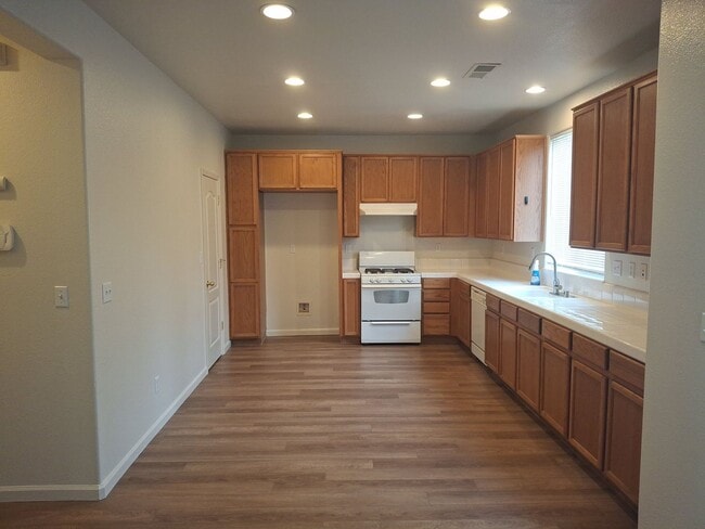 Building Photo - Lincoln Crossing, 2 Story 4 Bedroom, 2.5 bath, 2225sqft, Access to Clubhouse Pool & Amenities, Cu...