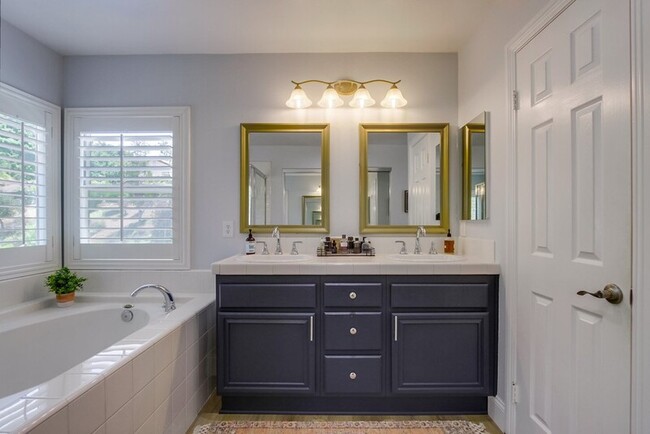 Building Photo - 3207 Meadow Side Pl