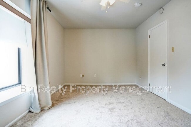 Building Photo - 704 Stonybrook Dr