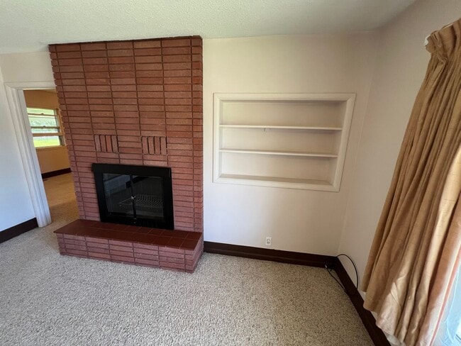 Building Photo - 429 E Pine St