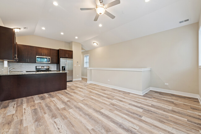 Building Photo - 6450 S Ellis Ave