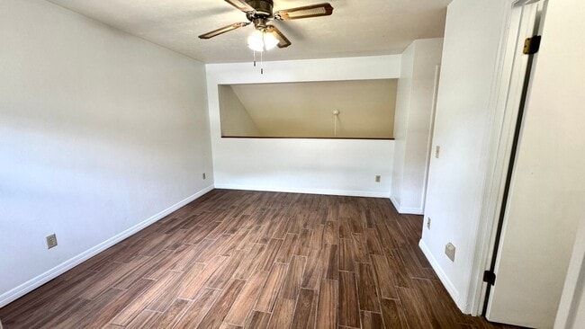Building Photo - Move In Ready Condo in Woodside Villas