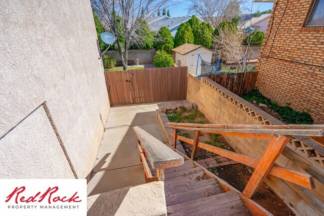 Building Photo - 5 Bedroom Pet Friendly Home!