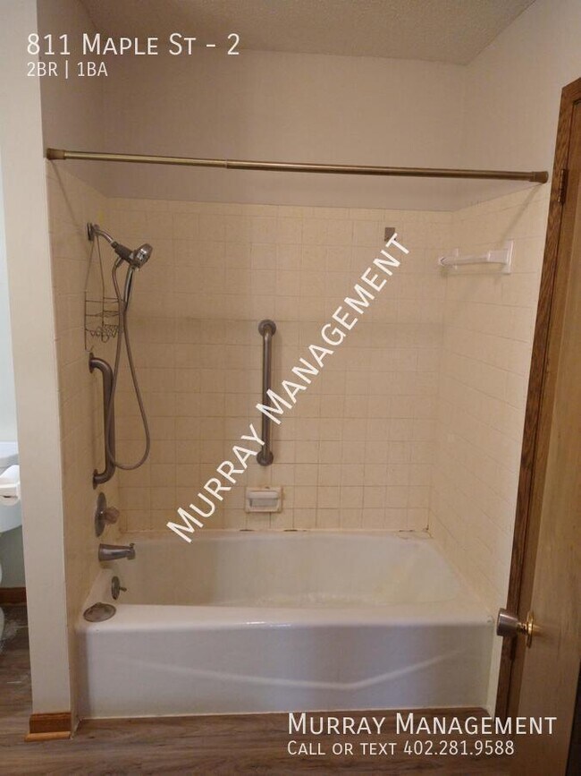 Building Photo - 811 Maple St