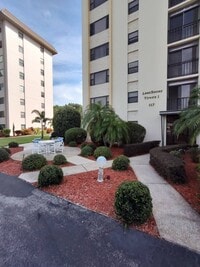 Building Photo - 117 Country Club Dr