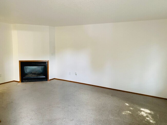 Building Photo - Freshly updated TH unit with private back ...