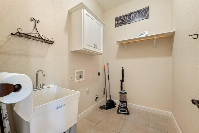 Building Photo - 3701 Del Robles Dr