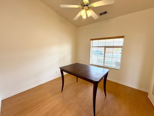 Building Photo - Spacious 3 Bedroom Home in Kingman Foothil...