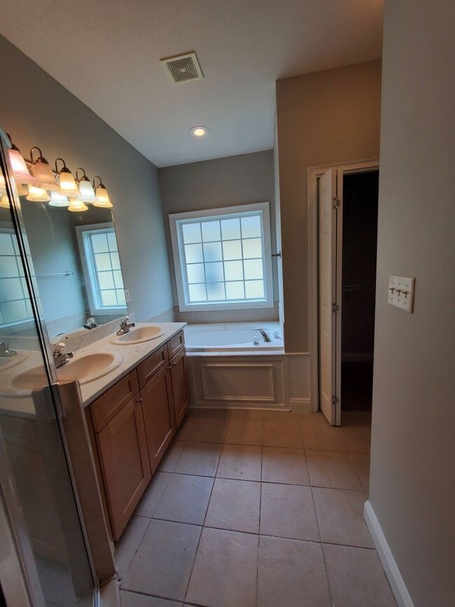 Building Photo - Stunning 3-Bedroom Home in the Heart of Ge...