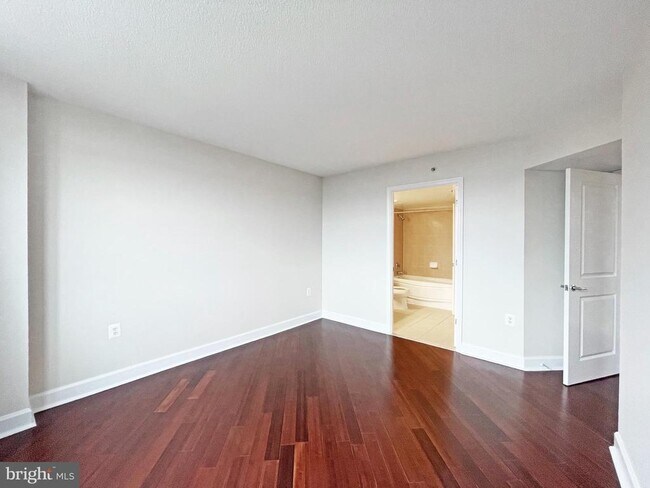 Building Photo - 11800 Sunset Hills Rd