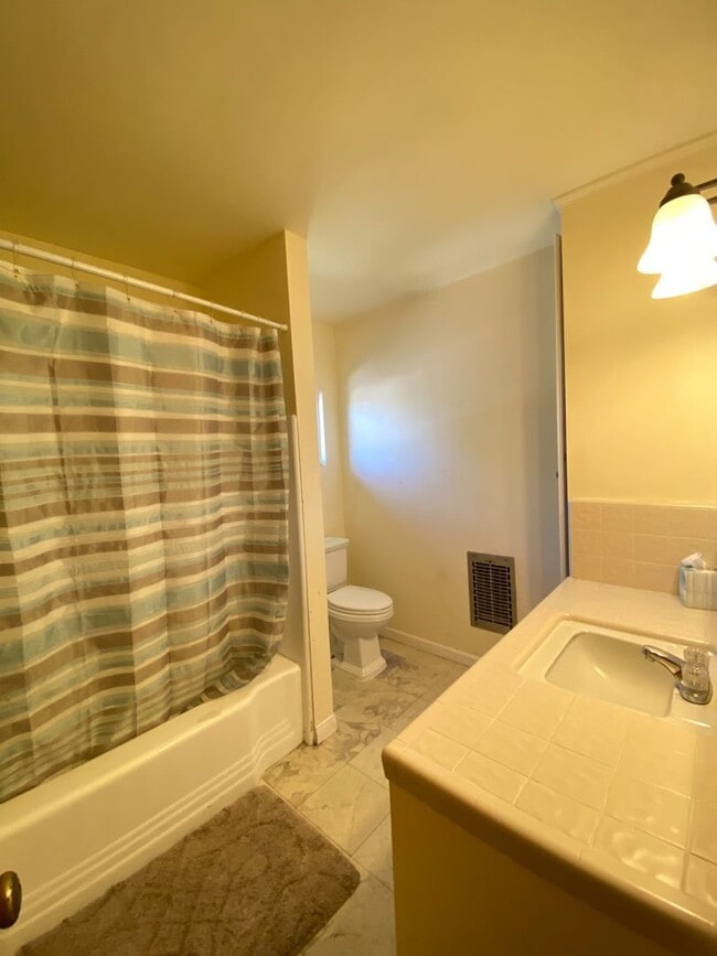 Building Photo - 7BD/4BA, Great Backyard!