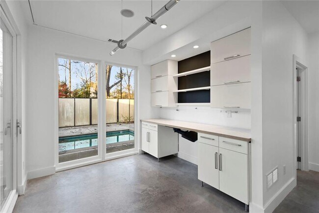 Building Photo - 935 Custer Ave SE