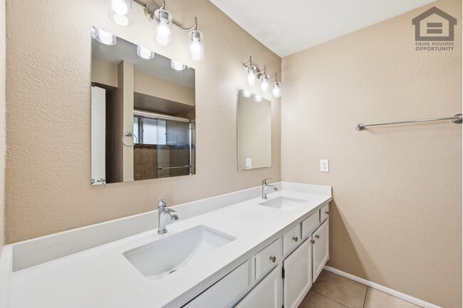 Building Photo - 6Bed/3Bath Split Level House at Cactus/75th Ave! Ready for Immediate Move-In! -- POOL!