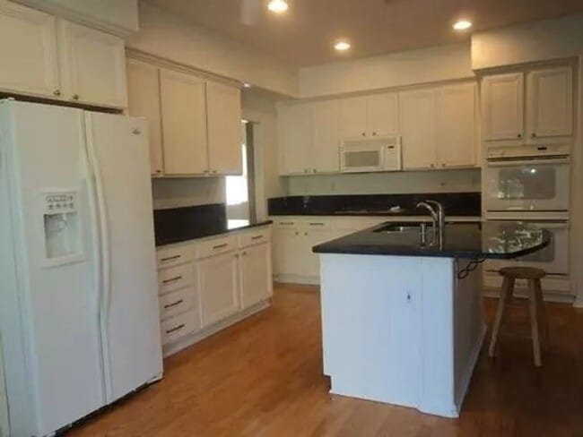 Building Photo - Amazing Carlsbad Home with extra room down...