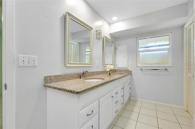 Building Photo - 49 Sandstone Cir