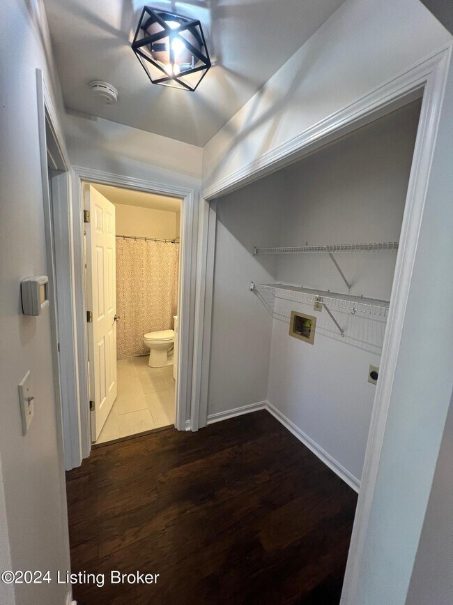 Building Photo - 10430 Going Ct