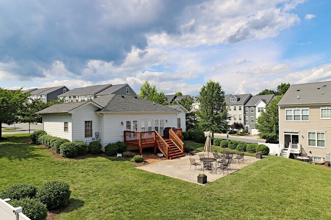 Building Photo - Dog-Friendly Avinity Townhome With Mountain Views