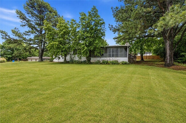 Building Photo - 315 E Fairway Ln