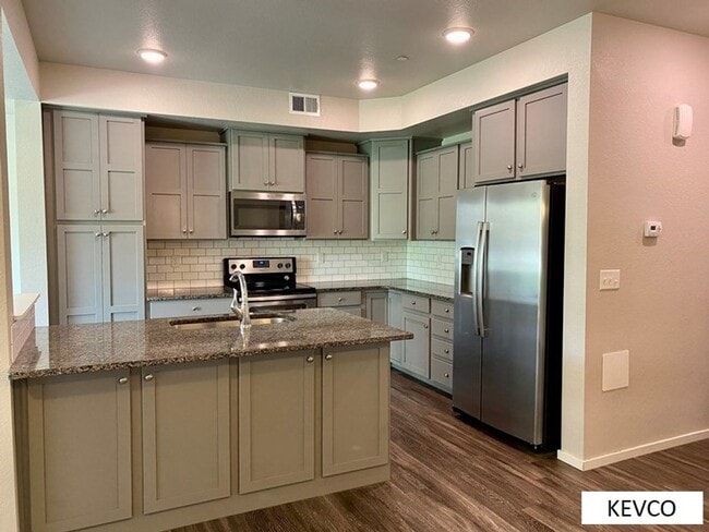 Building Photo - Lovely Newer Townhouse