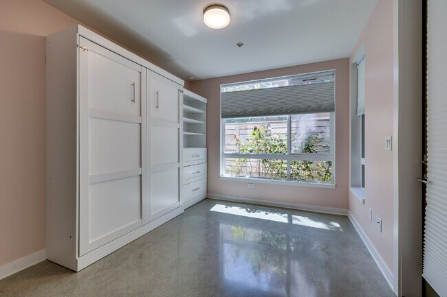 Building Photo - Luxury Capitol Hill Townhome Available Now!