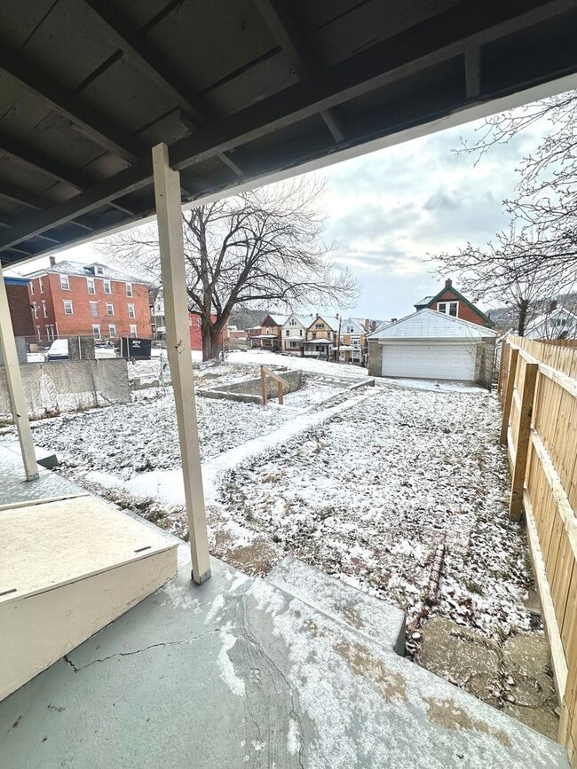 Building Photo - Completely Updated 3 Bed, 1 Bath Unit in Pitcairn - Available Immediately!