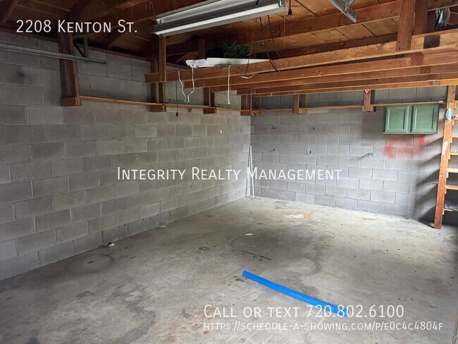 Building Photo - 2208 Kenton St
