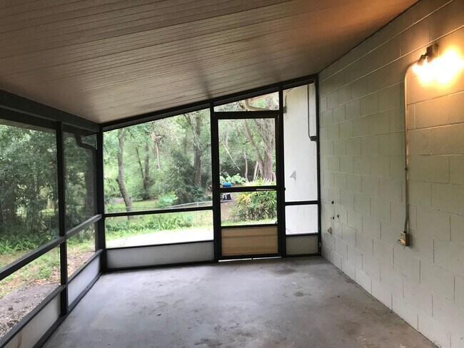 Building Photo - 2200 Pine Hill Pl