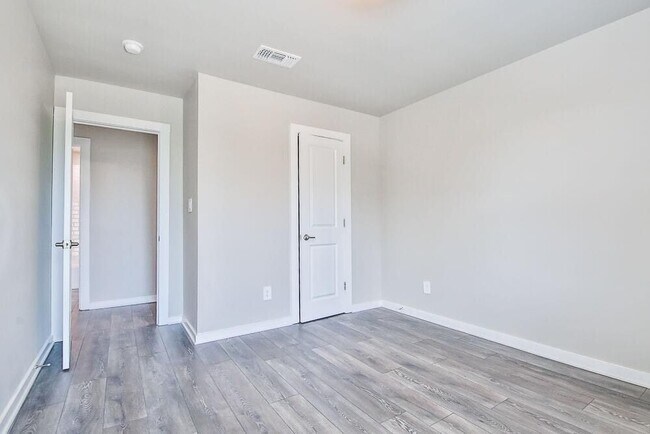 Building Photo - 208 Lake Ct