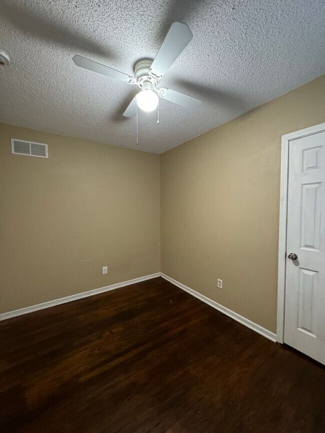 Building Photo - Coming Soon: 3 Bedroom Home Near Zoo & Parks!