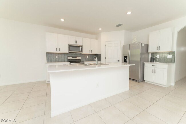 Building Photo - 526 SE 20th Ct