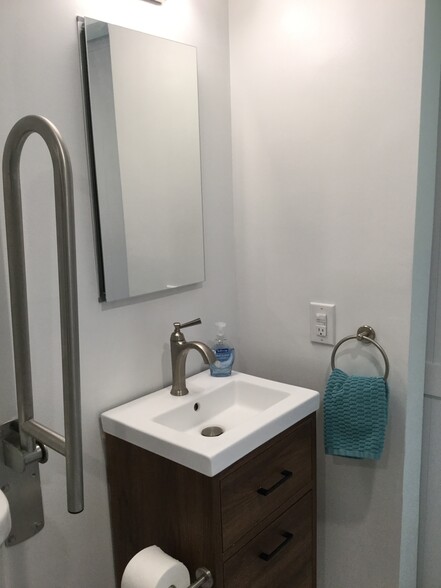 Master Bath - 1541 S Ocean Blvd