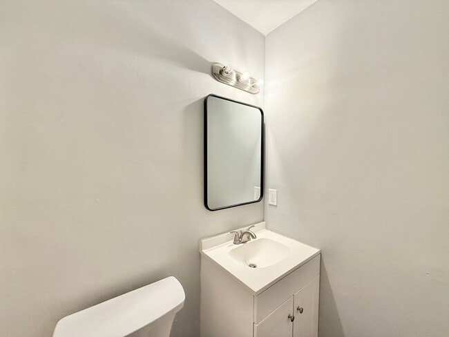Building Photo - Recently Remodeled 3BD, 2.5BA Raleigh Town...