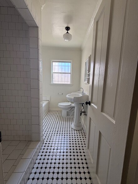 bath - 3440 Stocker St